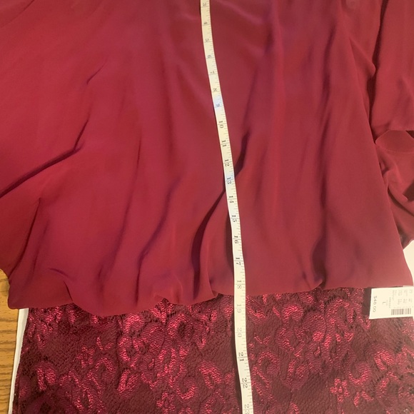 A blouse 100% polyester 93% nylon 7% Spandex lining 100% Polyester - Picture 6 of 7